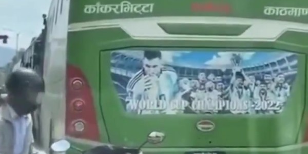 星空体育登录入口-忠实拥趸！一位球迷在堵车时擦拭大巴上的梅西海报，清理灰尘