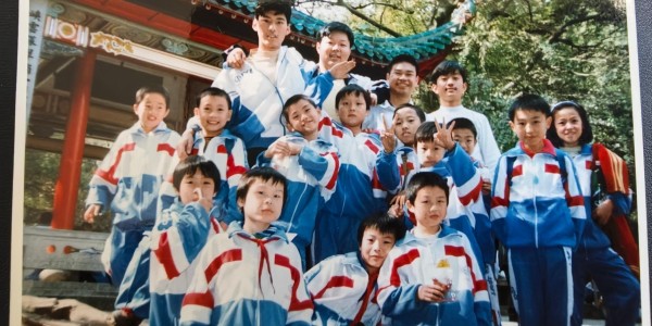 星空体育app下载-1997爱晚亭前的邂逅，2024微信群里的重逢：一张照片找到16人，还差你！