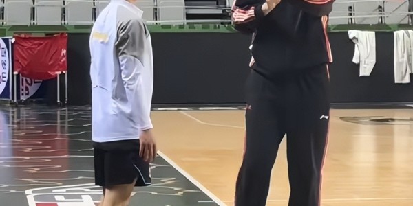 星空体育app下载-温馨！杜锋亲自给19岁小将开小灶，希望他给徐杰分担压力