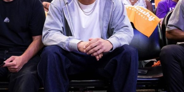 星空体育在线入口-支持同城球队！布克&amp;amp;amp;杰伦-格林等人观战WNBA！