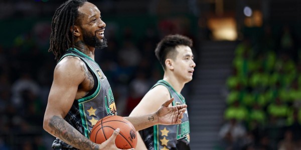 辽篮新外援合格，赵继伟有两帮手，杨鸣回归有1个障碍