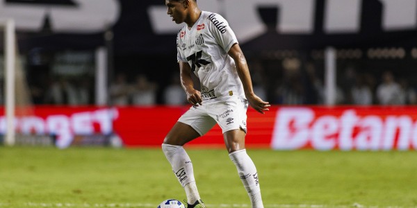 记者：桑托斯左后卫索萨未参加训练，他正与热刺进行谈判